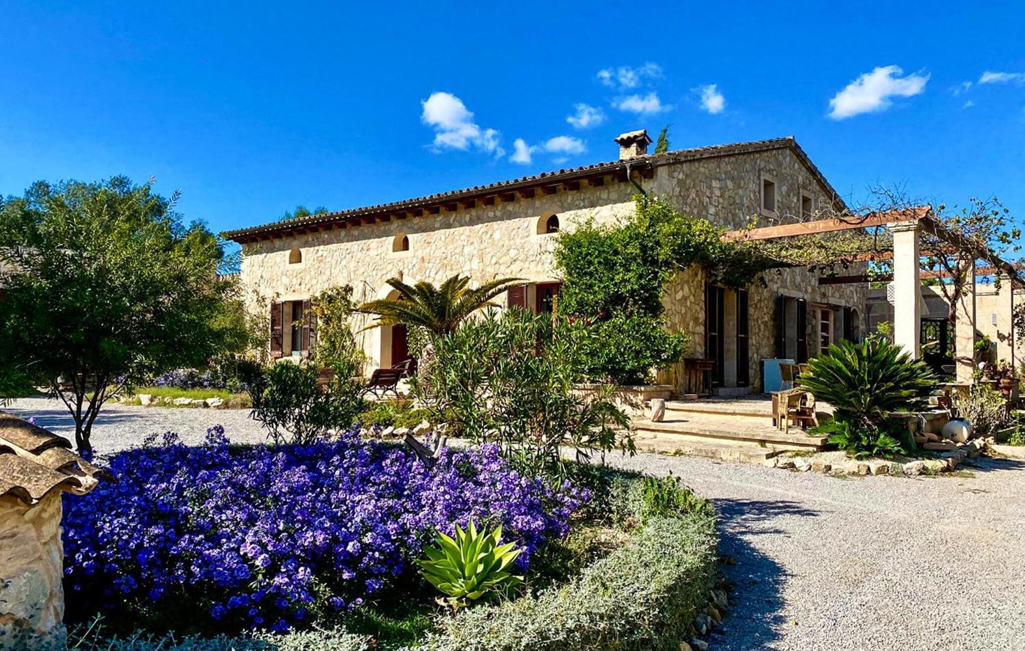 4 Bedroom Stunning In Ferienhaus Porreres
